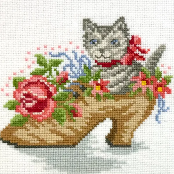 Closeup of cat embroidery. Fiffis gaver.