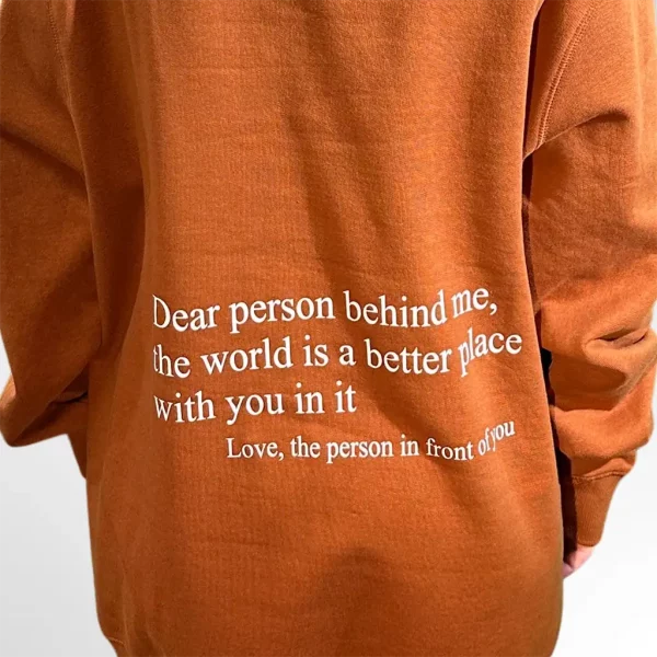 Genser med påskrift på baksiden: Dear person behind me, the world is a better place with you in it. Love, the person in front of you. Trykket er laget av Fiffis Gaver.