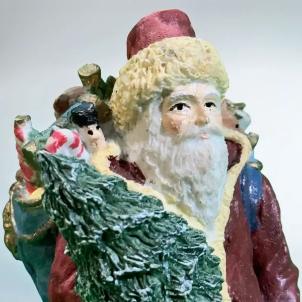 Figur med julenissen med juletre og gavepose. Fiffis Gaver