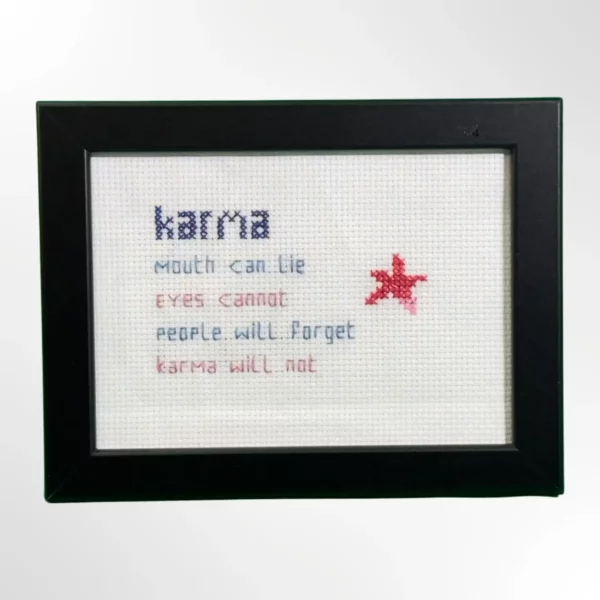 Geriljabroderi i ramme med teksten: «Karma. Mouth can lie. Eyes cannot. People will forget. Karma will not.» Laget av Fiffis Gaver