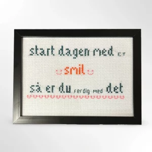 Geriljabroderi med teksten: «Start dagen med et smil så er du ferdig med det». Laget av Fiffis Gaver.