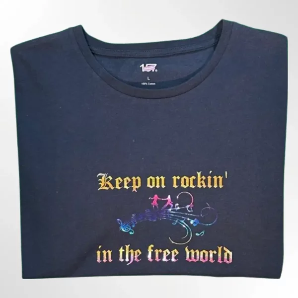 En t-skjorte med hjemmelaget vinyltrykk som glitrer og glinser på forsiden med teksten: Keep on rockin' in the free world. Laget av Fiffis gaver.