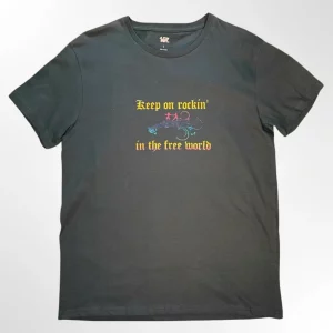 En t-skjorte med hjemmelaget vinyltrykk som glitrer og glinser på forsiden med teksten: Keep on rockin' in the free world. Laget av Fiffis gaver.