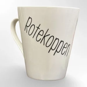 En standard kaffekopp med vinyltrykk og teksten: Rotekoppen. Selges av Fiffis gaver.