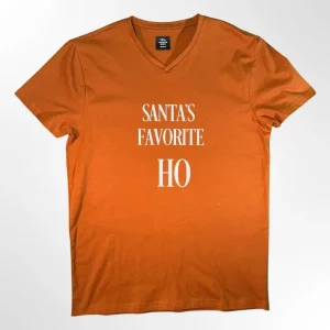 En t-skjorte med hjemmelaget vinyltrykk på forsiden med teksten: Santa's favorite ho Laget av Fiffis gaver.
