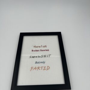 Geriljabroderi Here I sit broken hearted i ulike fonter, sort ramme
