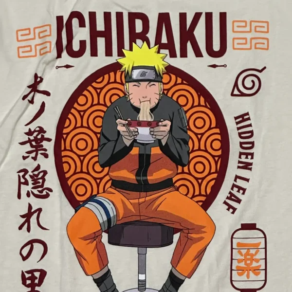 Tskjorte med Naruto Shippuden og påskriften: ICHIRAKU RAMEN - selges av Fiffis Gaver