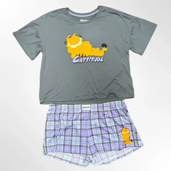 Tskjorte med påskriften Cattitude og shorts med Garfield - selges av Fiffis Gaver