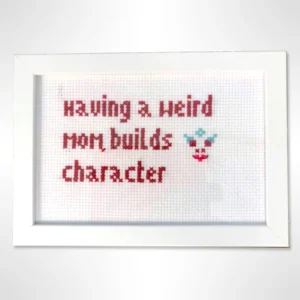 Den perfekte morsgaven? En hyllest til morsrollen med en morsom tekst: “Having a Weird Mom Builds Character”.