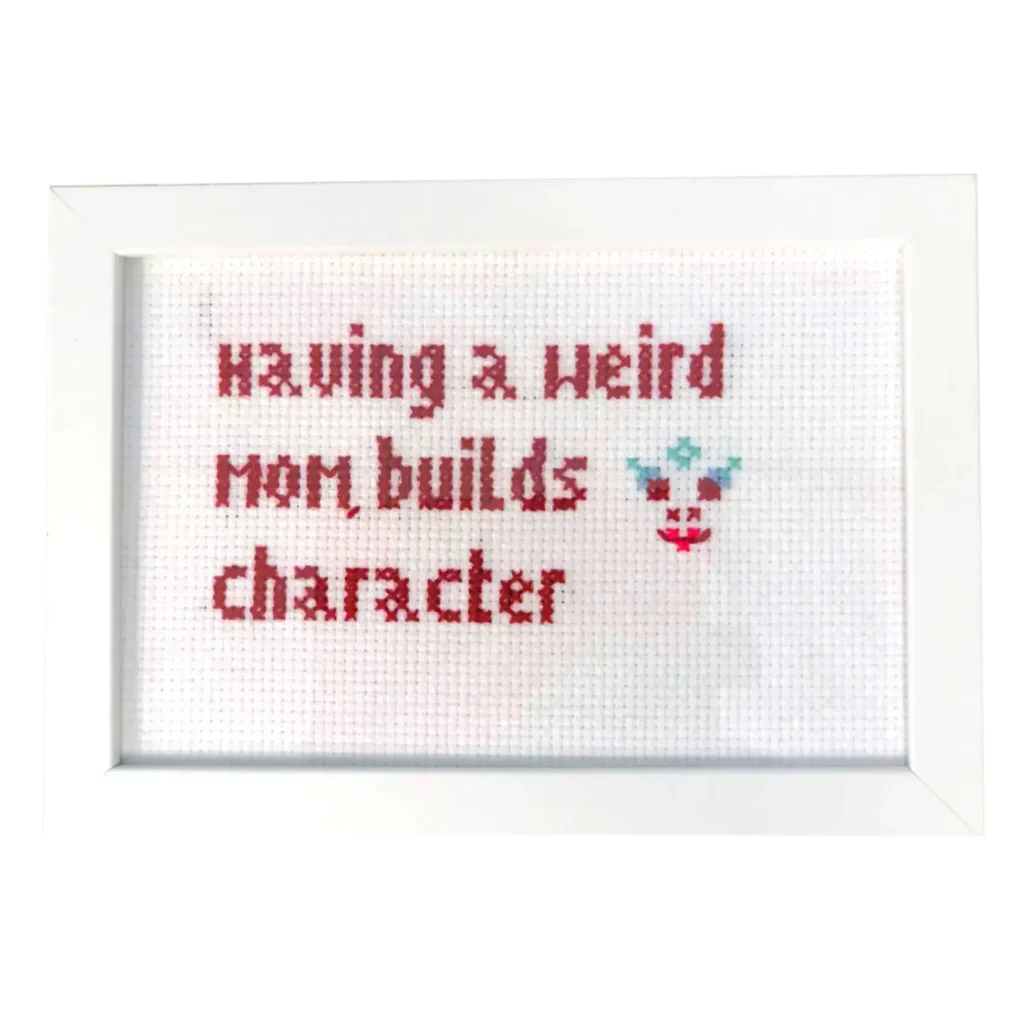 Den perfekte morsgaven? En hyllest til morsrollen med en morsom tekst: “Having a Weird Mom Builds Character”.