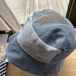 Redesign blå dongri bøttehatt med hjerte