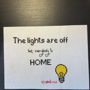 Geriljabroderi The lights are off om strømkrisa, 15 x 20 cm sort ramme