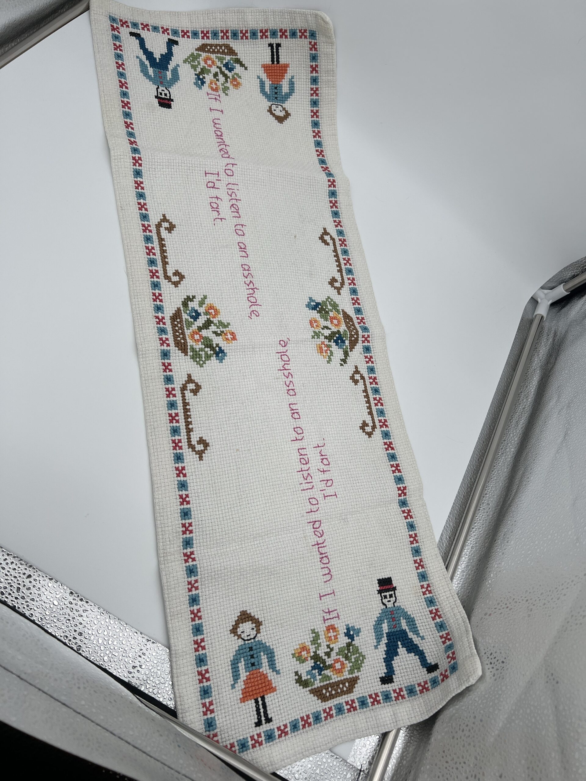 Håndbrodert løper geriljabroderi