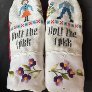 Vott the føkk votter mann og kone i rødt