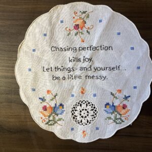 Håndbrodert liten rund duk