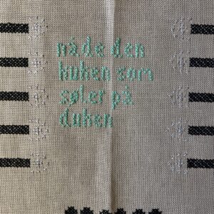 Håndbrodert duk med budskap 😂