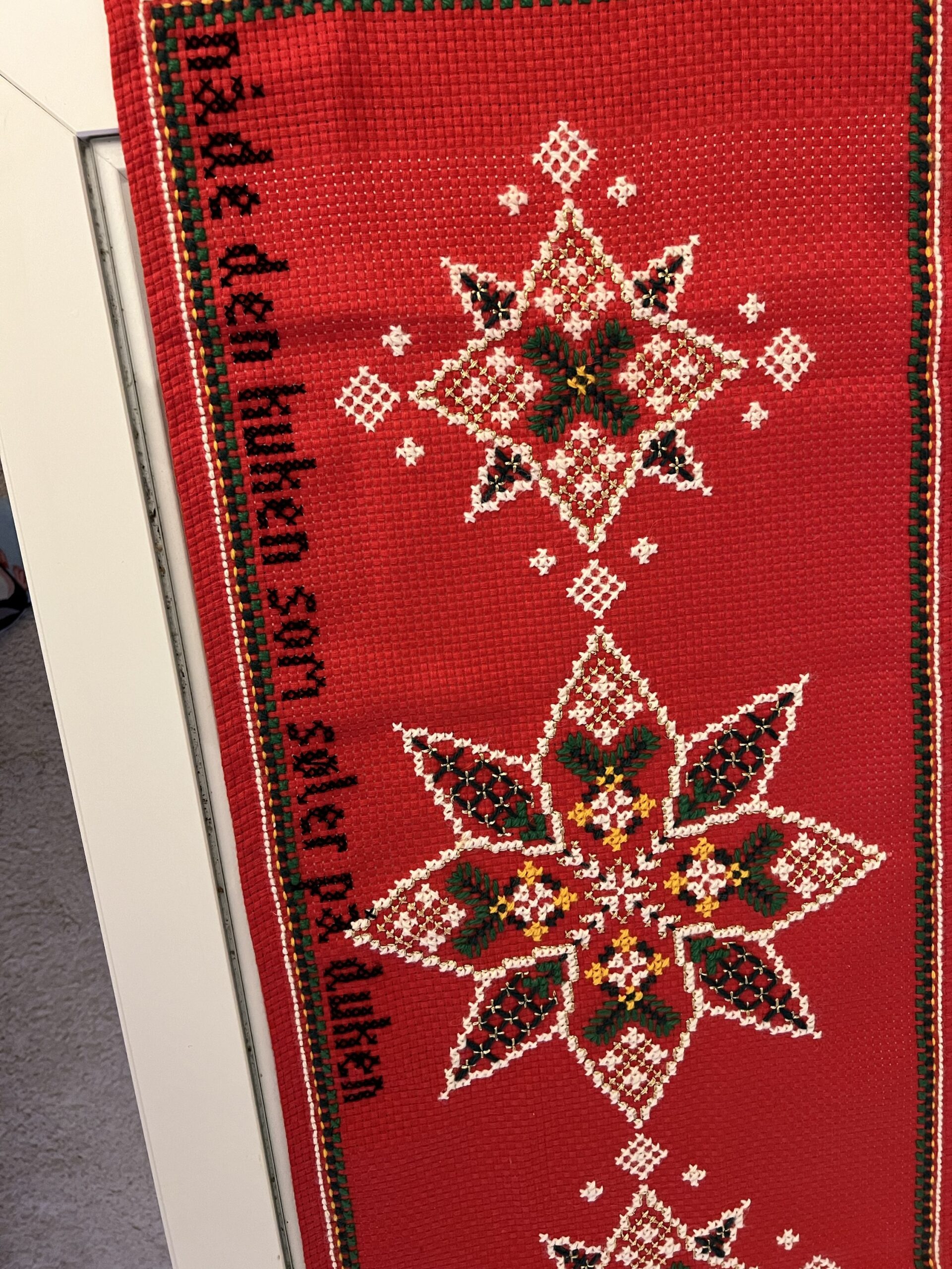 Redesignet juleduk, geriljabroderi - Bilde 2