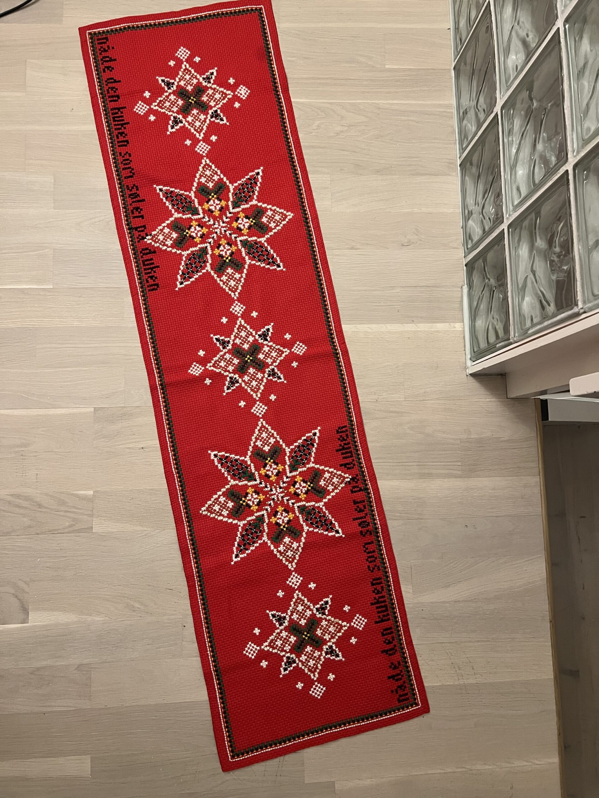 Redesignet juleduk, geriljabroderi - Bilde 3