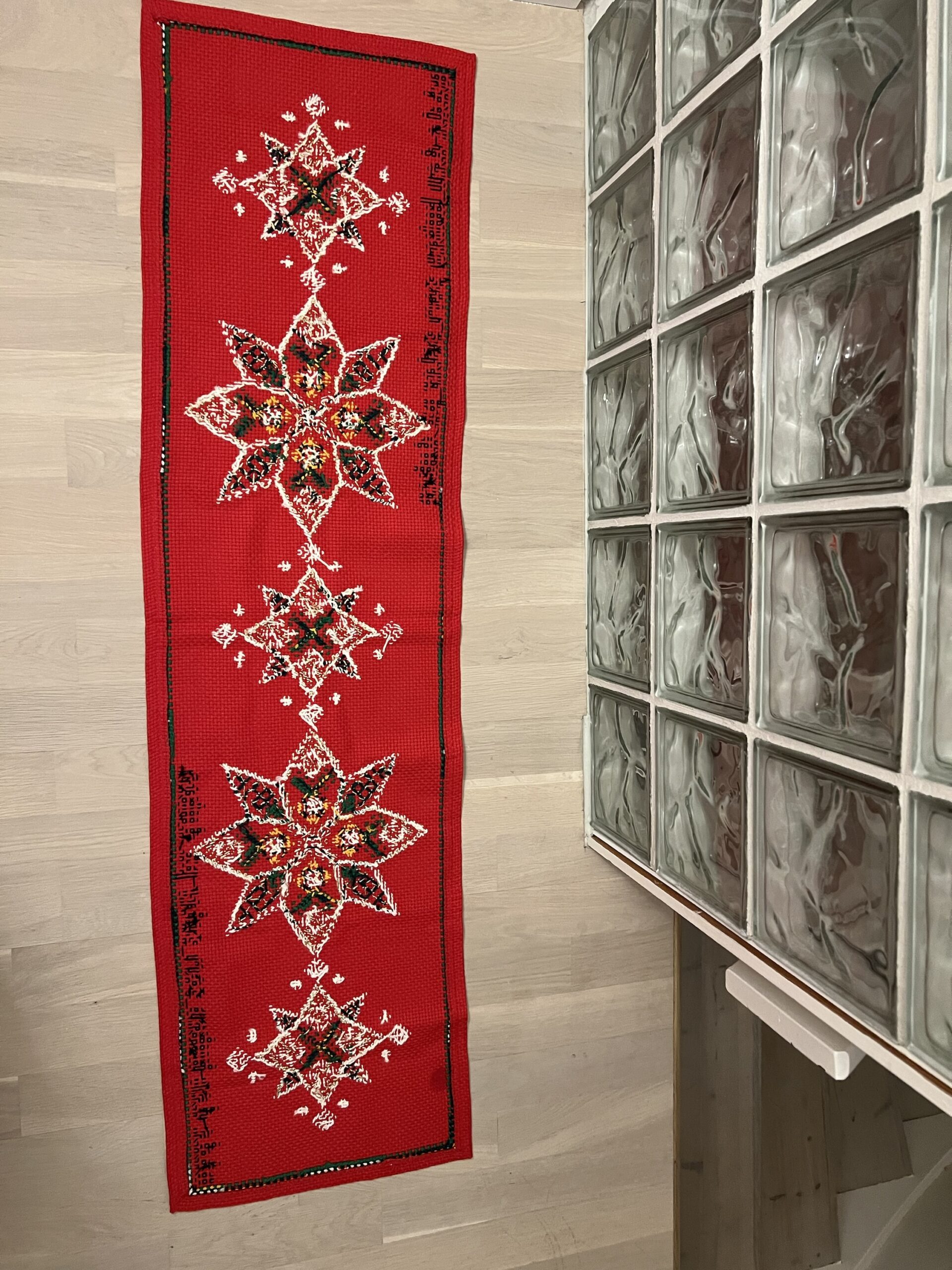 Redesignet juleduk, geriljabroderi - Bilde 5