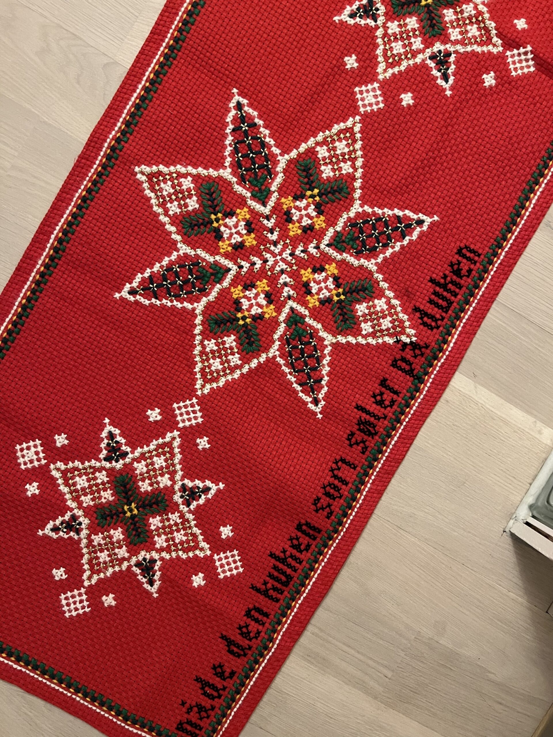 Redesignet juleduk, geriljabroderi - Bilde 4