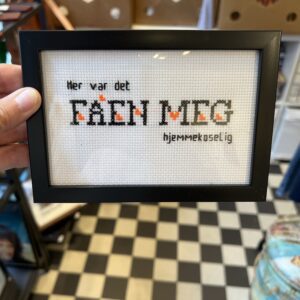 Geriljabroderi Her var det faen meg hjemmekoselig, 10 x 15 cm