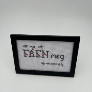 Geriljabroderi Her var det faen meg hjemmekoselig, 10 x 15 cm