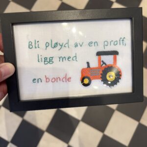 Bonde-geriljabroderi med rød traktor og tekst, 10 x 15 cm