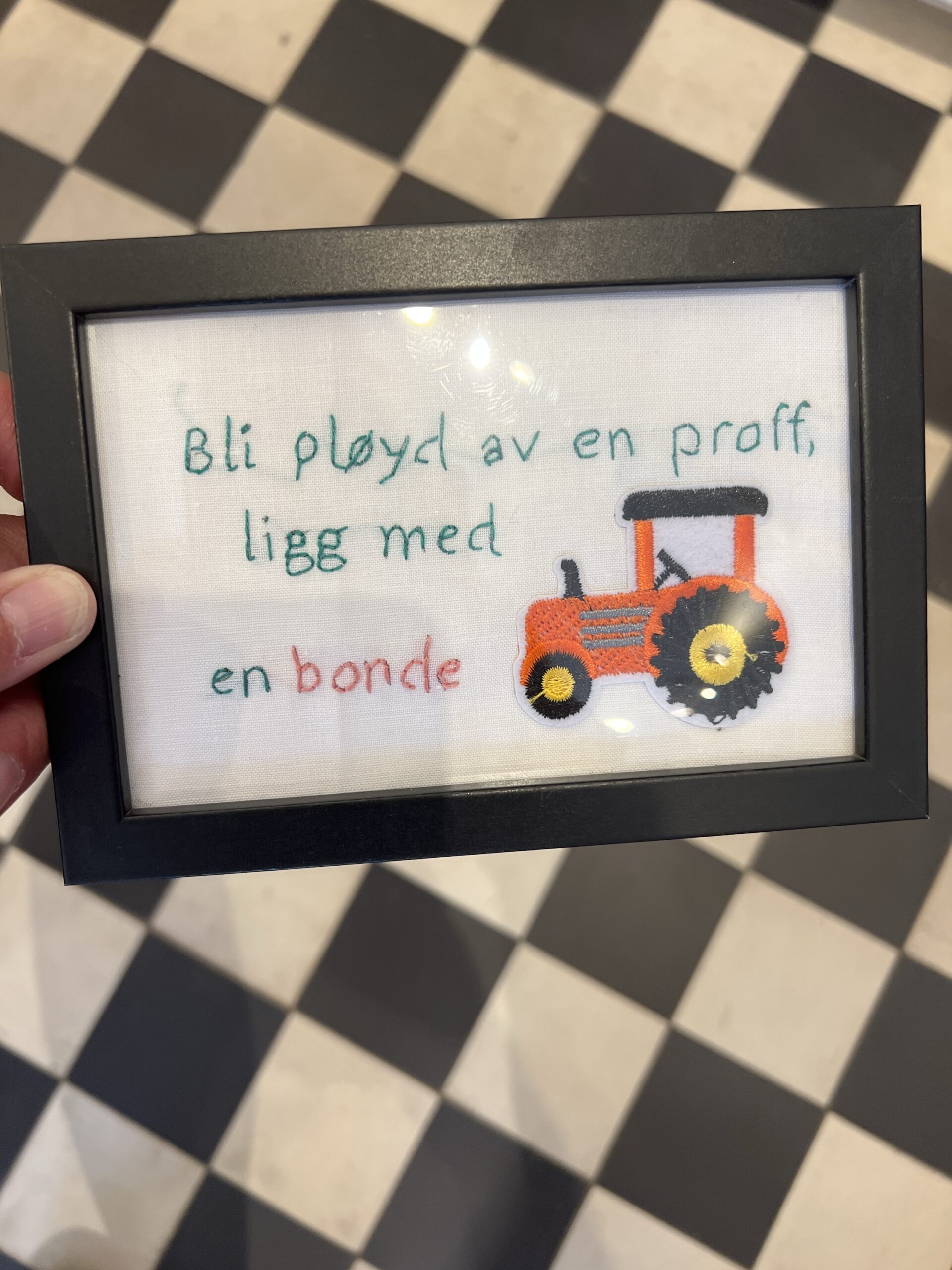 Bonde-geriljabroderi med rød traktor og tekst, 10 x 15 cm