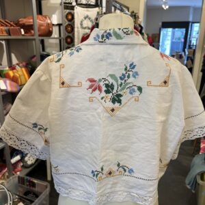Redesignet håndbrodert duk 😂 bluse