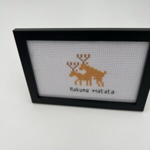 Hakuna matata elger i gult geriljabroderi