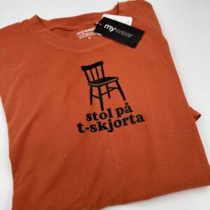 Stol på t skjorta